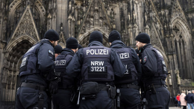 Polițiști germani la Catedrala din Koln