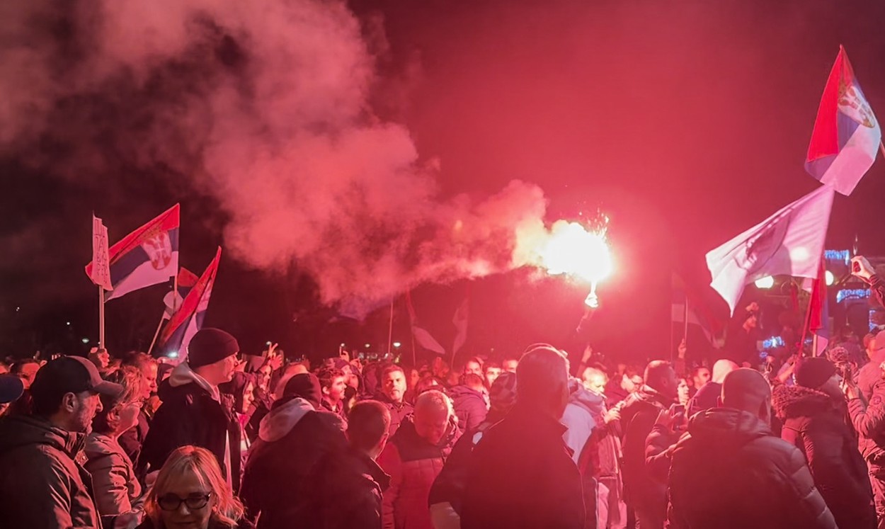 Mii de persoane au cerut, la Belgrad, anularea alegerilor parlamentare şi locale