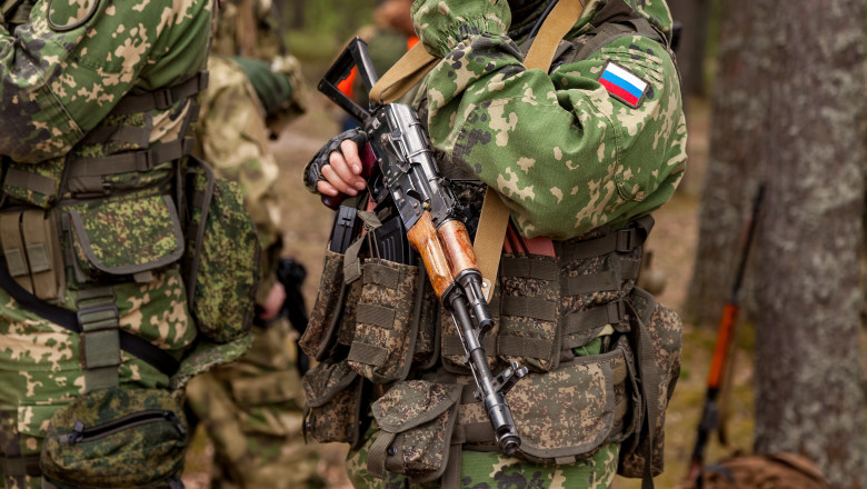 soldati rusi cu arme in mana