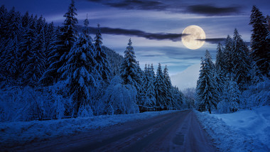 peisaj de iarna cu luna plina
