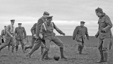 Soldați joacă fotbal pe front în Primul Război Mondial