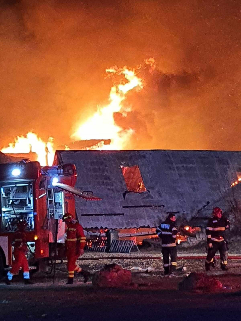 Incendiu uriaș la o pensiune din Prahova