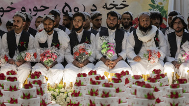 Sute de îndrăgostiți aleg să își facă nunta împreună, în Afganistan, pentru a scăpa mai ieftin. Foto: Profimedia Images