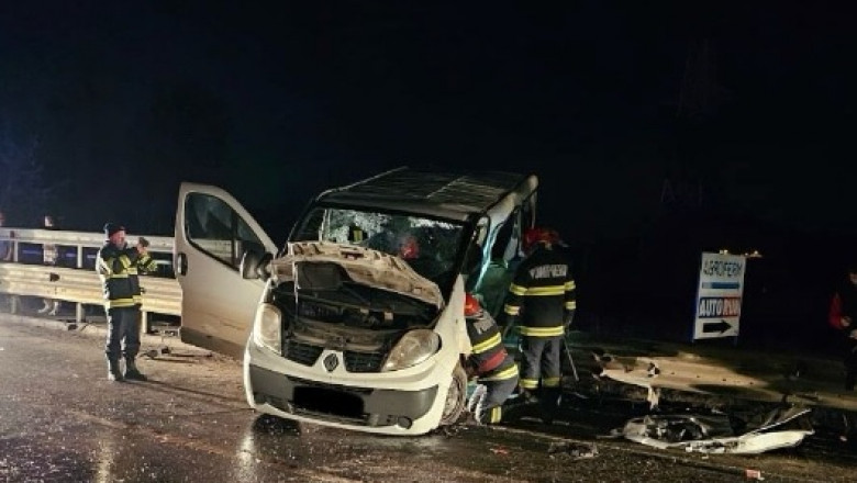 microbuz avariat in accident rutier