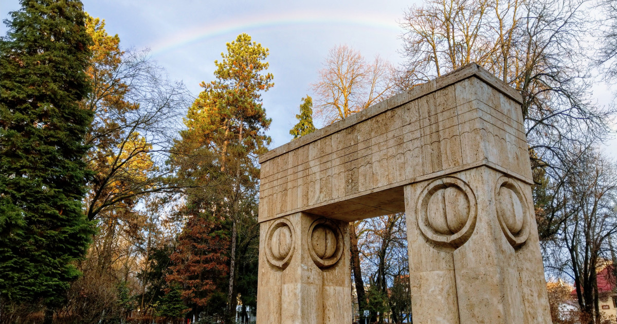 O bucată de piatră dintr-una dintre băncile de lângă Poarta Sărutului de la Târgu Jiu s-a desprins... Kép