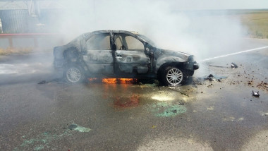 O mașină a luat foc pe autostrada A3, în județul Mureș