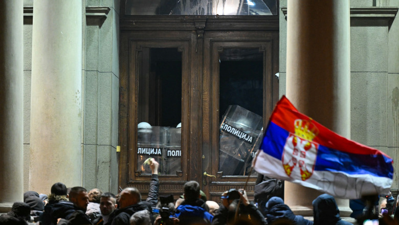 Protestatari sârbi cu steaguri