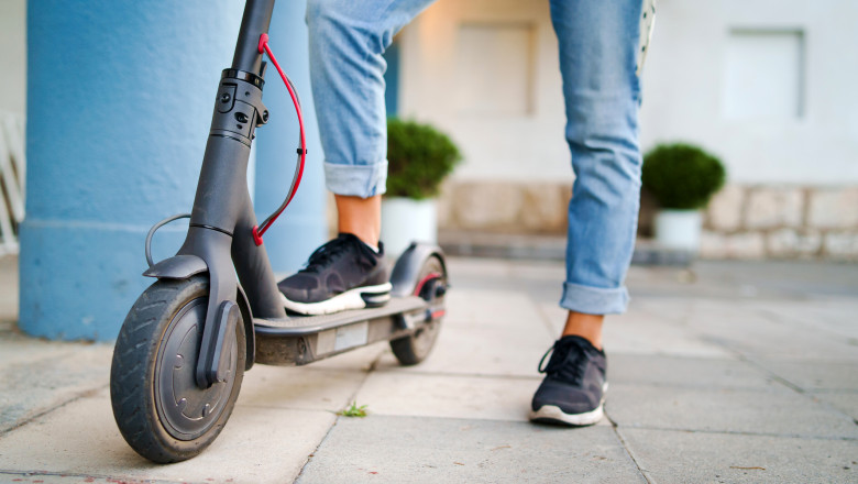 Amenzi de până la 500 de euro pentru cei care conduc trotinete electrice pe trotuar sau fără cască, în Barcelona