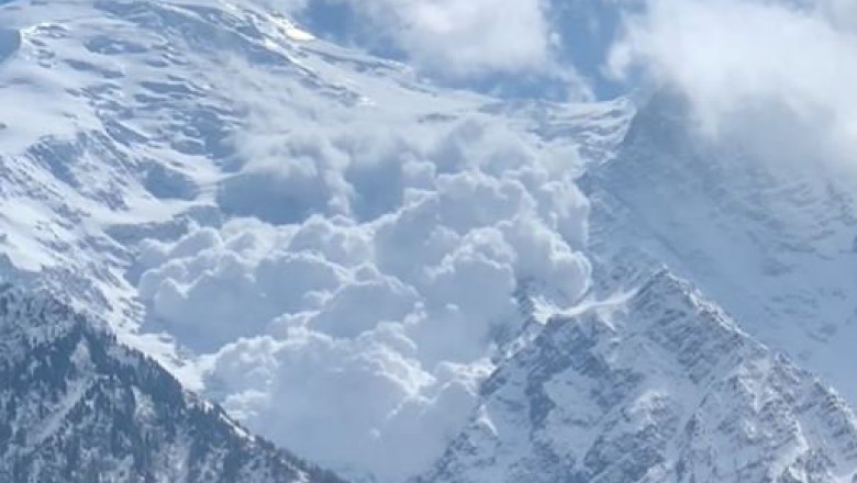 avalansa in masivul Mont-Blanc