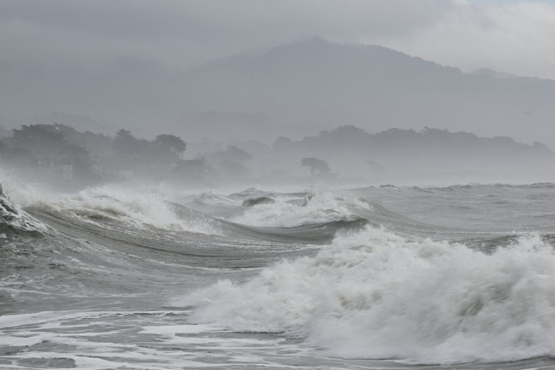 Massive, dangerous waves to hit California coast