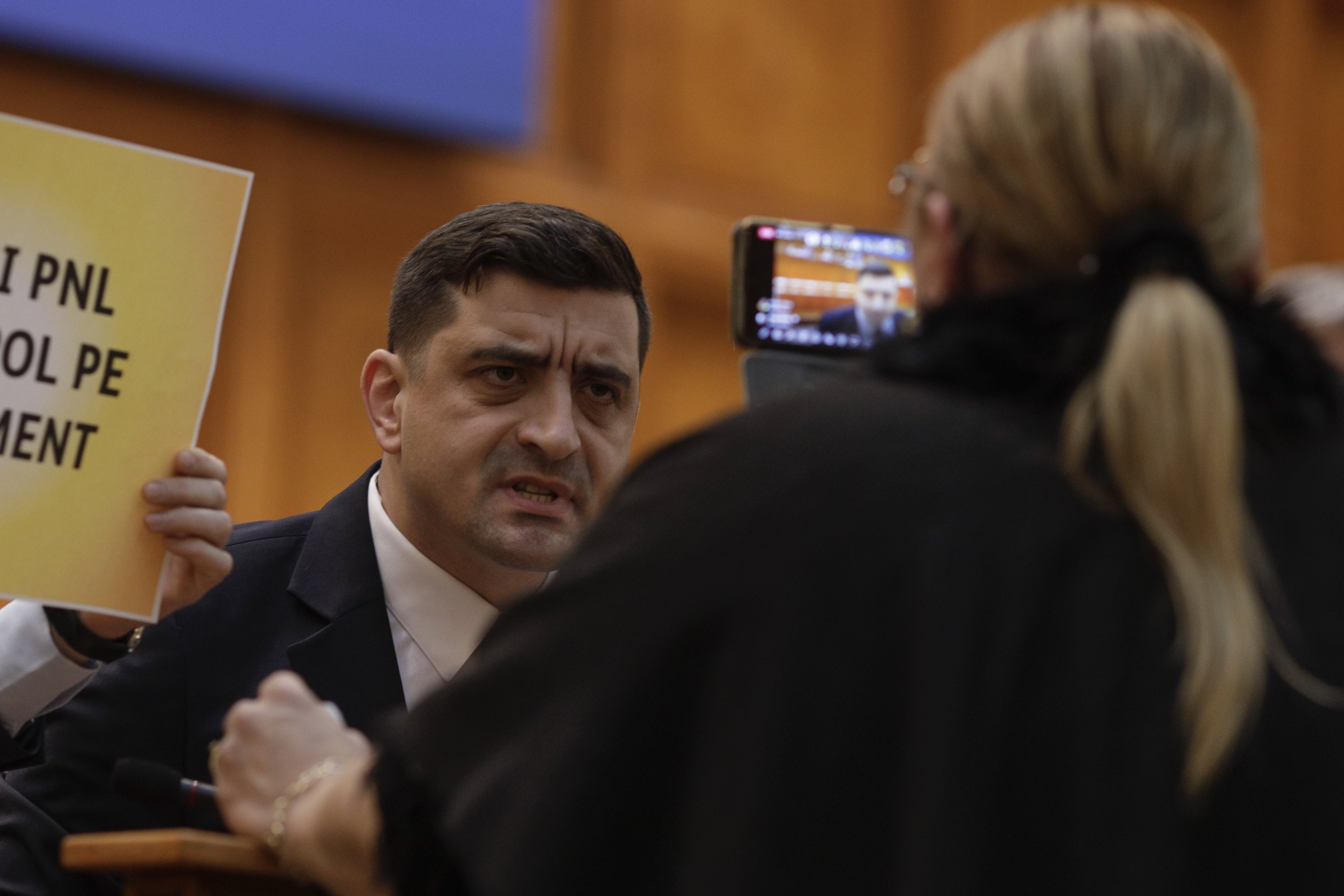 Derapaje halucinante în plenul Parlamentului. Simion către Șoșoacă: „Te agresez sexual, scroafo!”