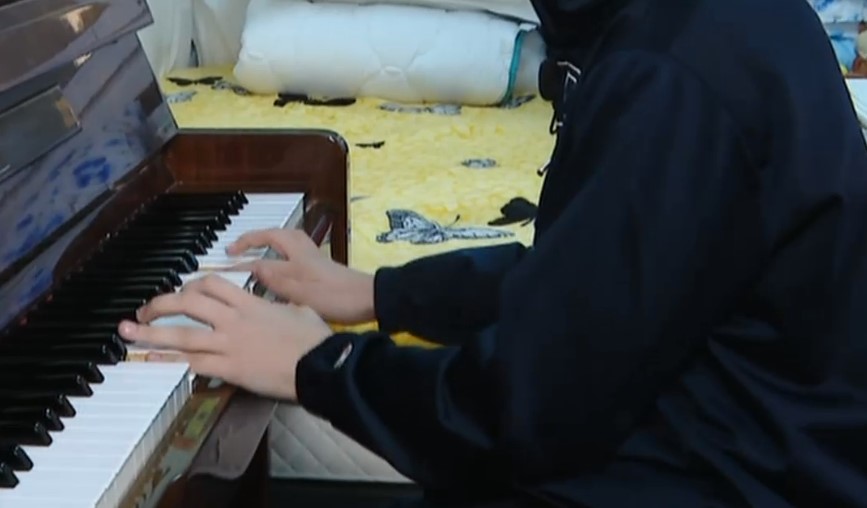 Cristian, copilul din Crevedia al cărui pian a ars, odată cu casa, a primit unul nou: „Instrumentul ăsta mă ajută în viață”