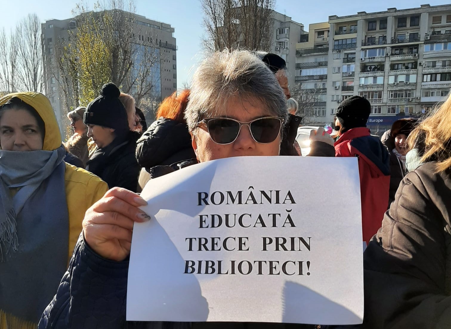 Bibliotecarii cer salarii mai mari. Protest în fața Ministerului Culturii: „România educată trece prin biblioteci”