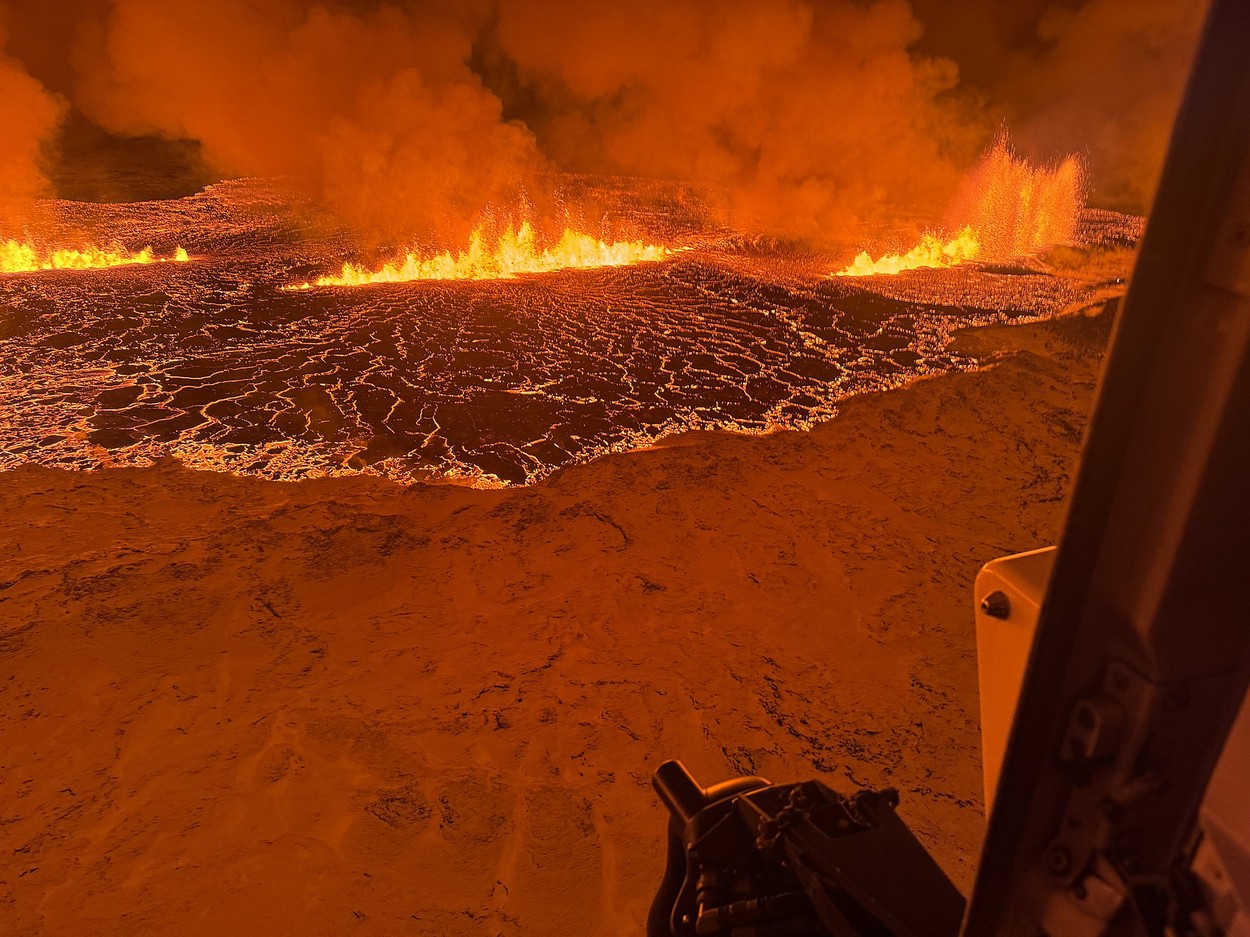 Imagini spectaculoase cu erupția vulcanului din Islanda. Experții avertizează că fenomenul ar putea dura luni întregi