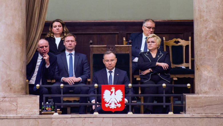 Andrzej Duda privește dintr-o lojă marcată cu stema Poloniei