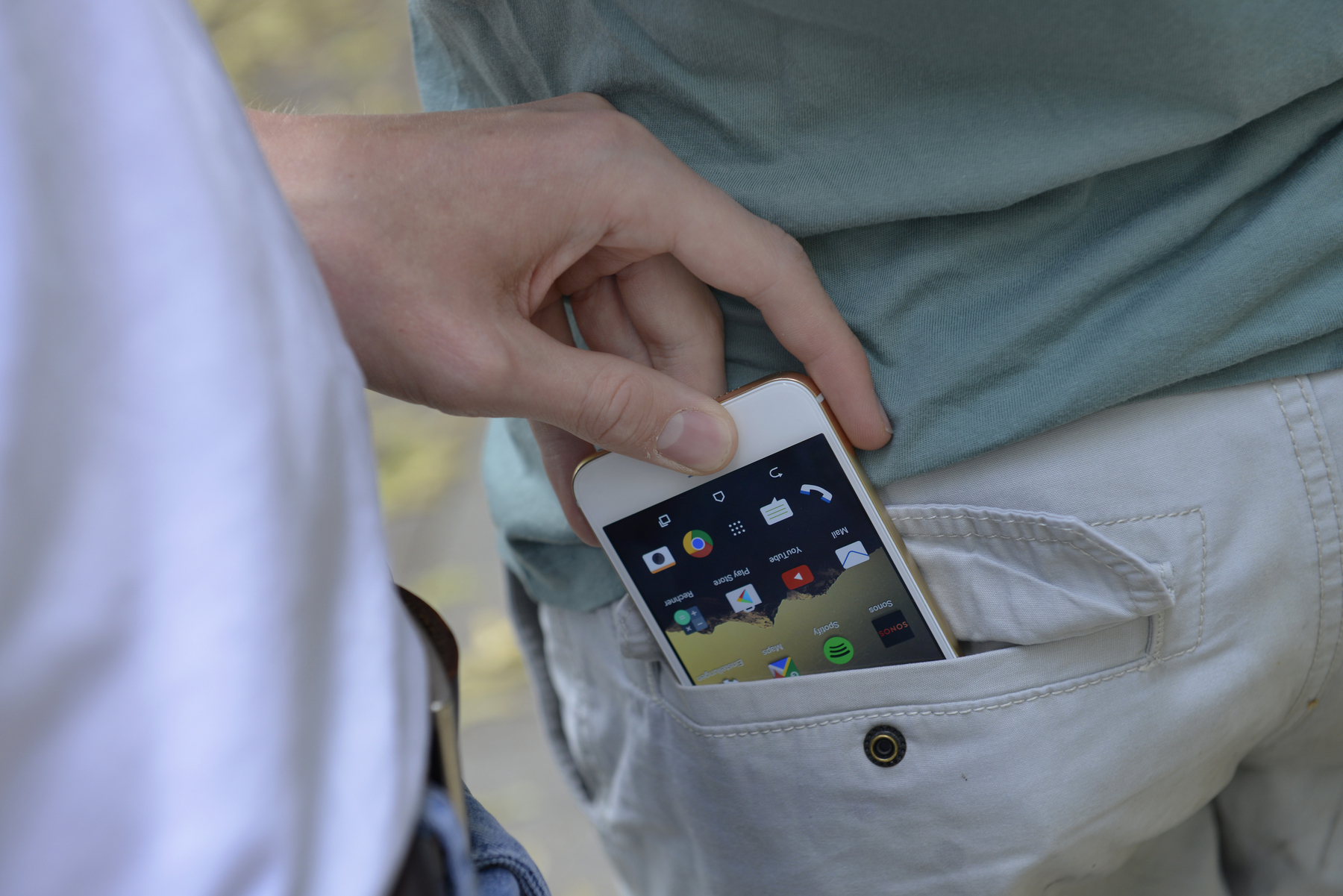 Un bărbat a furat un telefon dintr-un mall și, în două zile, a făcut plăți de 269.948 de lei din contul păgubitului