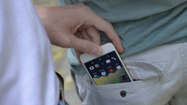 Un hoț fură telefonul din buzunarul din spate al pantalonilor