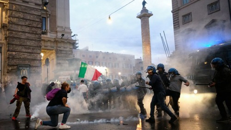 Italy: No Green Pass protest in Rome