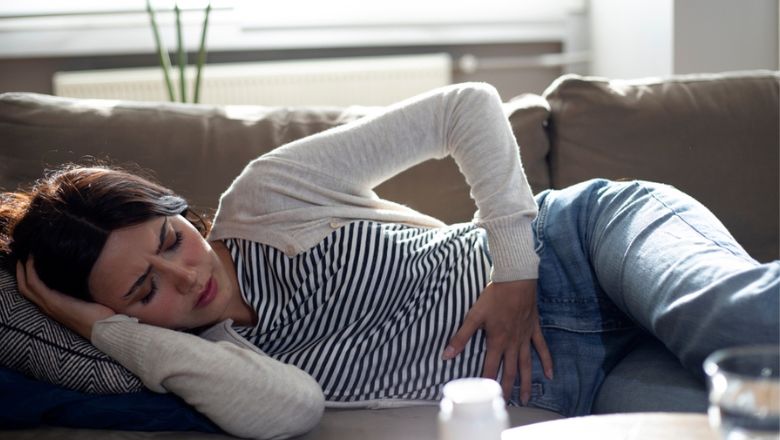 Când devine o urgență durerea abdominală? Ce afecțiuni grave poate ascunde