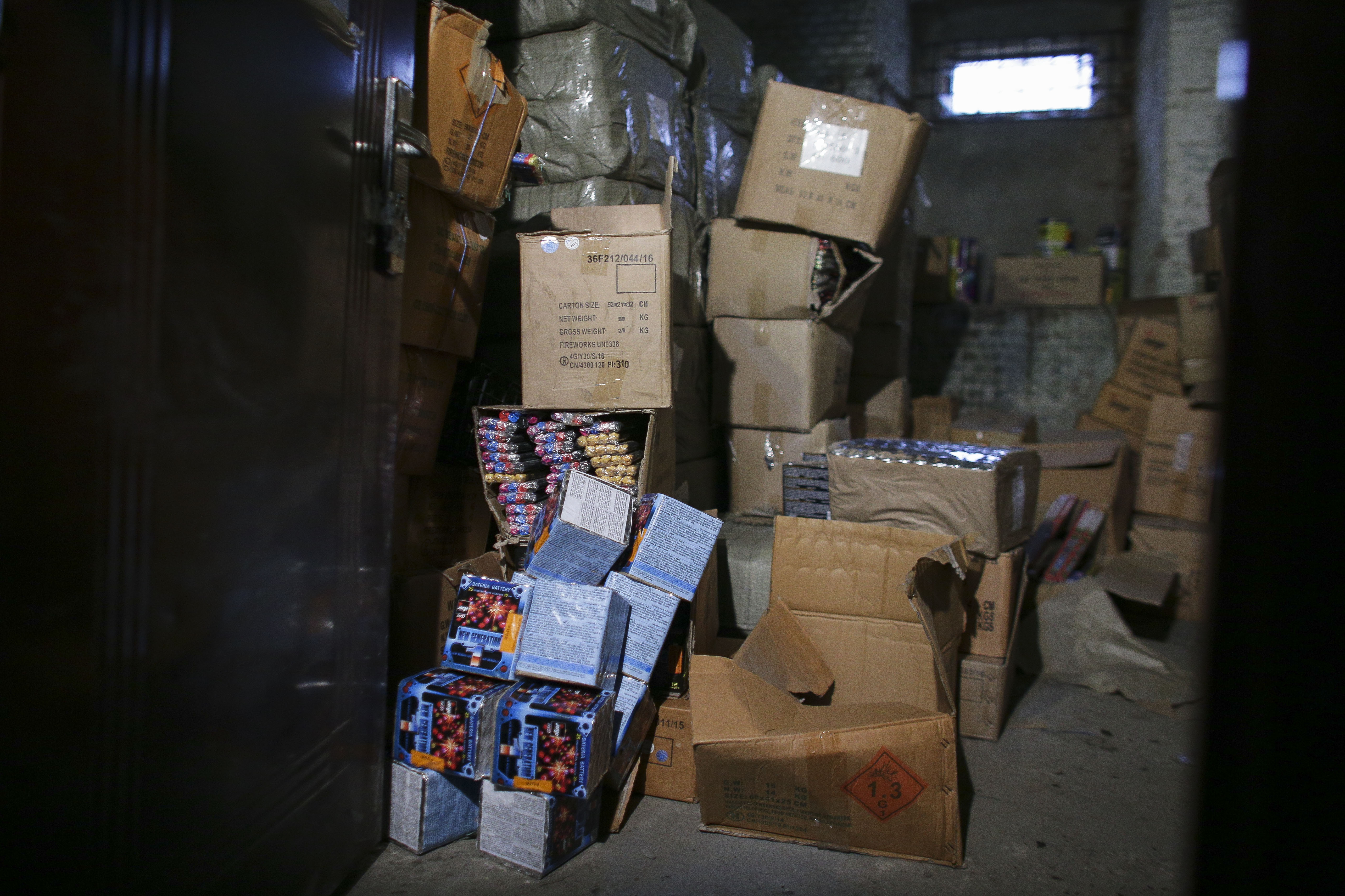 Sute de kilograme de artificii, petarde și alte articole pirotehnice au fost confiscate în Argeș. Majoritatea erau vândute online