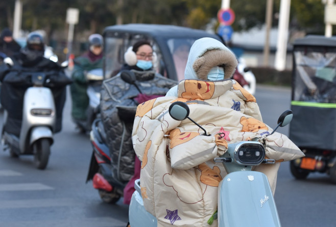 oameni pe strazi in china