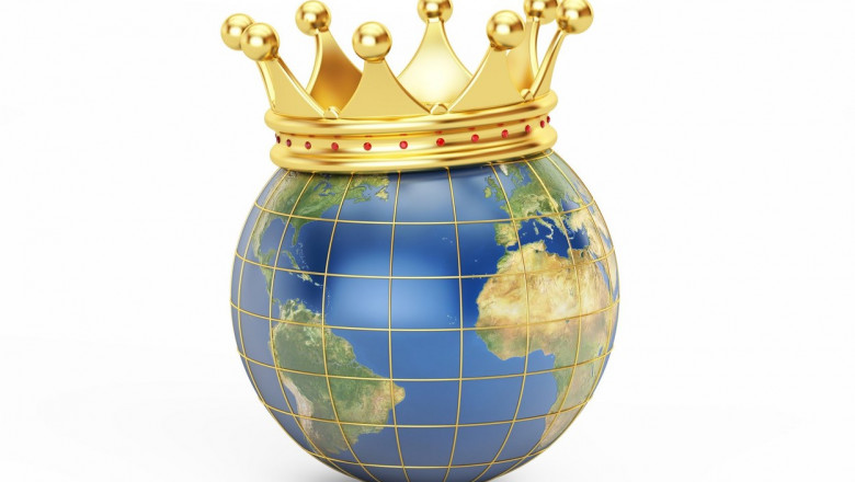 globul pământesc cu o coroană de aur