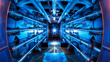 O încăpere a National Ignition Facility unde au loc experimentele de fuziune nucleară