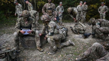 militari americani se uită pe o hartă în cadrul unui exercițiu NATO