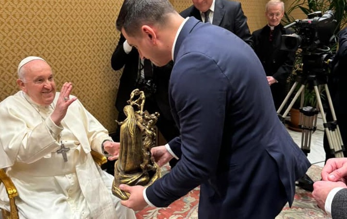 Simion spune că a mers la Vatican cu românii din Italia, după ce a fost acuzat că a mințit în legătură cu audiența la Papa Francisc
