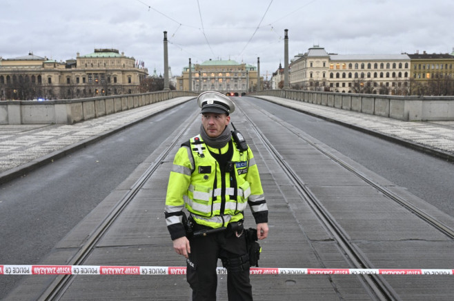 Filozofická fakulta Univerzity Karlovy, střelba, policista, policie, policejní páska, uzavřený Mánesův most