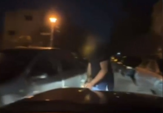 VIDEO După ce a intrat pe o stradă fără să dea prioritate, un șofer nervos smulge numerele de înmatriculare ale altei mașini