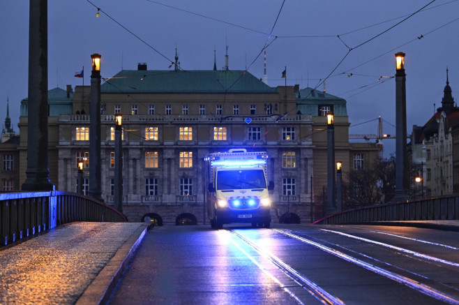 Filozofická fakulta Univerzity Karlovy, střelba, uzavřený Mánesův most, sanitka, ambulance, zdravotnická záchranná služba, majáky