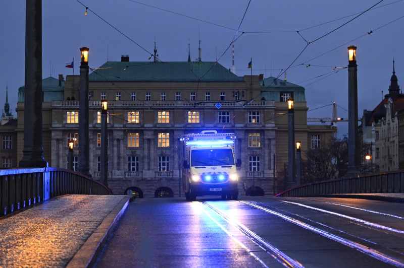 Filozofická fakulta Univerzity Karlovy, střelba, uzavřený Mánesův most, sanitka, ambulance, zdravotnická záchranná služba, majáky