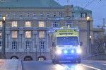 Filozofická fakulta Univerzity Karlovy, střelba, uzavřený Mánesův most, sanitka, ambulance, zdravotnická záchranná služba, majáky
