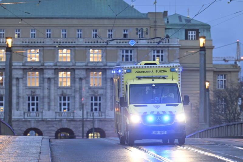 Filozofická fakulta Univerzity Karlovy, střelba, uzavřený Mánesův most, sanitka, ambulance, zdravotnická záchranná služba, majáky