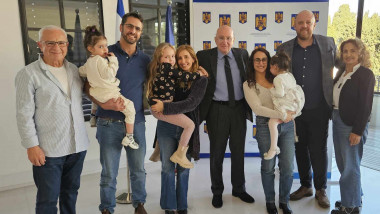 Danielle Alony și Sharon Alony Cunio, împreună cu fiicele și familiile lor, la ceremonia de primire a cetățeniei române