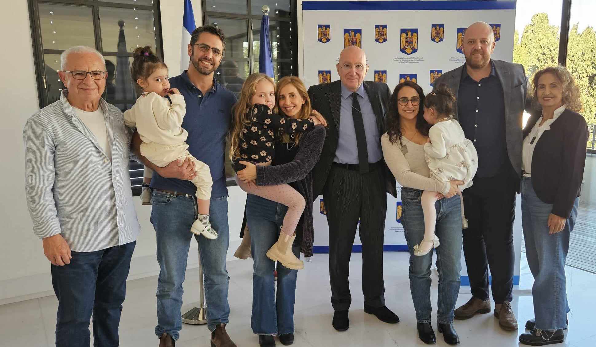 Cele două surori israeliene, luate ostatice de Hamas și eliberate împreună cu fiicele lor, au primit cetăţenia română