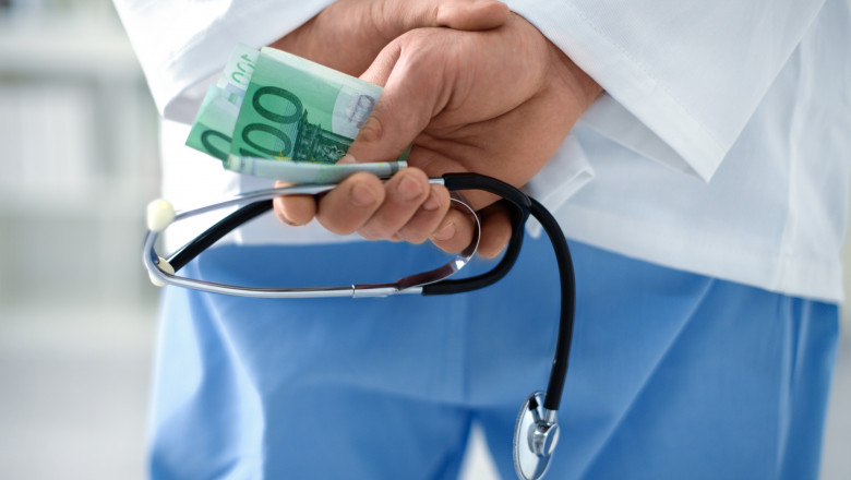 Directorul Spitalului Colentina, acuzat că şi-a cumpărat funcţia cu 20.000 de euro, a fost condamnat cu suspendare
