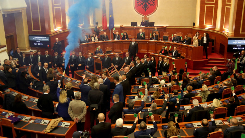 parlamentul albaniei fumigenă