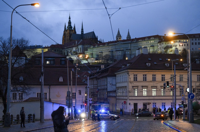 Filozofická fakulta Univerzity Karlovy, střelba, policista, policie, policejní páska, uzavřený Mánesův most, policejní vůz, auto, automobil, majáky, Pražský hrad