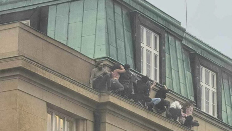 studenti pe cornisa universitatii din praga se ascund de atacator