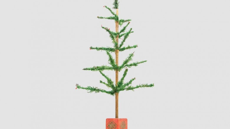 Un brad de Crăciun simplu, înalt de 78 de centimetri și cu doar 25 de crengi,