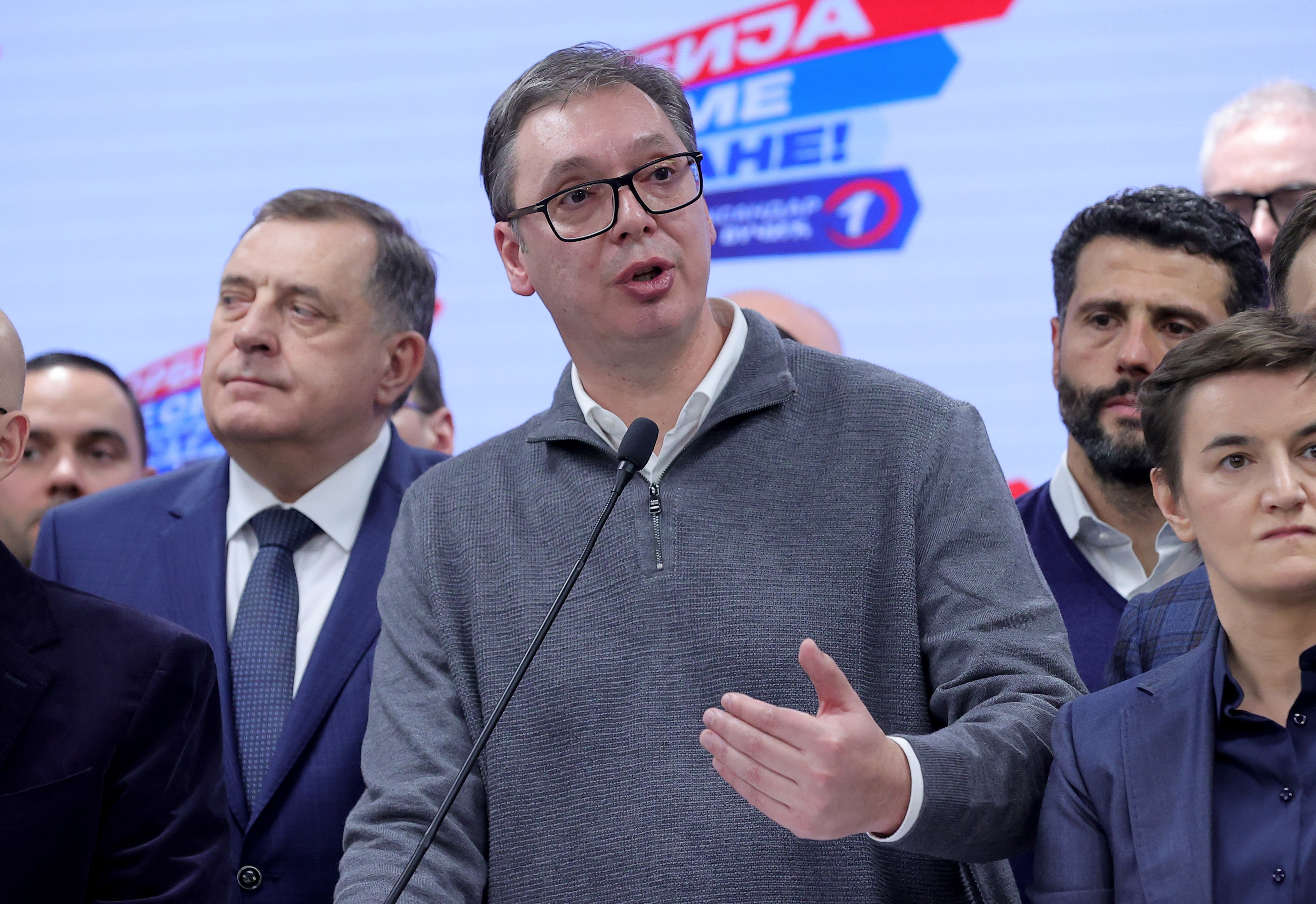 Vucici acuză „o țară importantă” că vrea să „influențeze procesul electoral în Serbia”. Observatorii spun că alegerile au fost fraudate