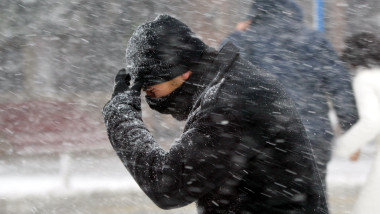 barbat care se fereste de viscol