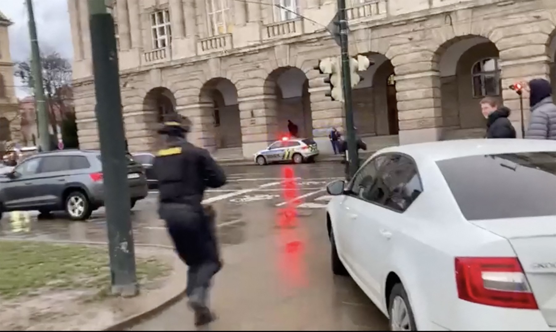 Clipe dramatice din timpul atacului de la Praga. Ucigașul trage de pe universitate, studenți se ascund pe marginea clădirii