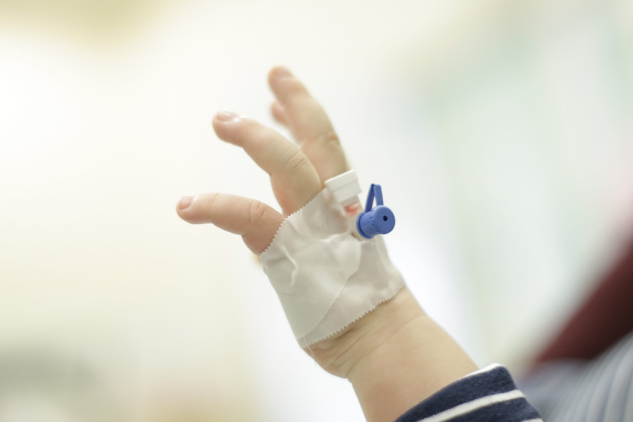 Guvernul nu a tăiat alocațiile de hrană pentru copiii cu HIV/SIDA. ANPDPD: „Ordonanța „trenuleț” nu schimbă acest drept”