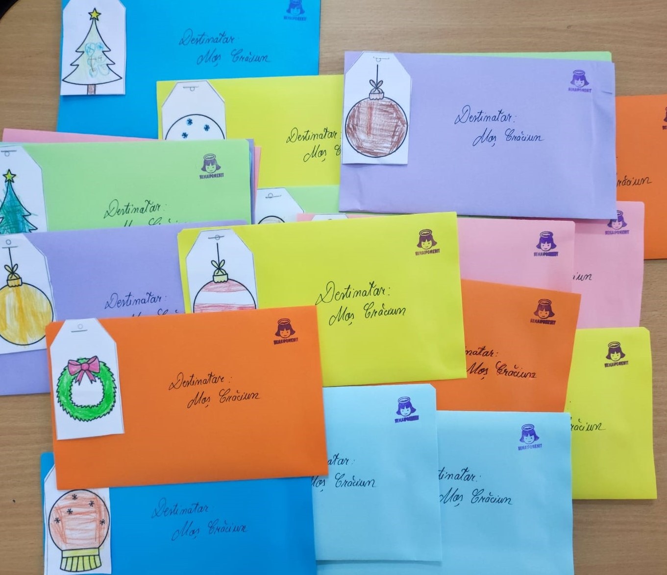 „Să nu mai fie supărată mami”/ „Să nu se mai certe părinţii mei”. Ce scrisori i-au trimis copiii din România lui Moș Crăciun