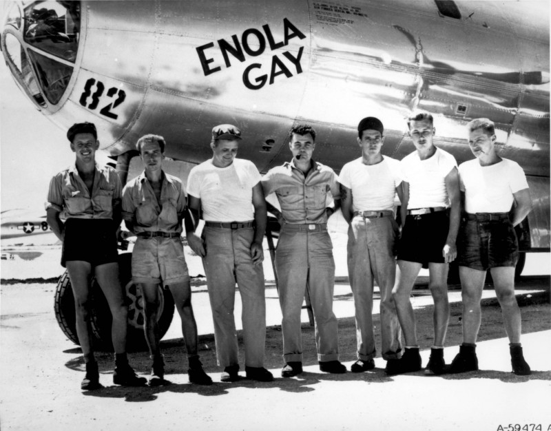 Boeing B-29 'Enola Gay' Paul Tibbetts and (on the groun…