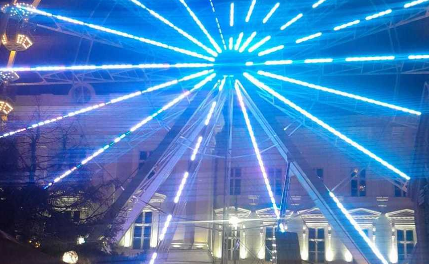 Roata panoramică din Târgul de Crăciun din Arad funcţionează din nou, după ce joi a fost oprită în urma unui control