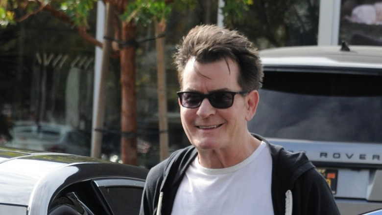 charlie sheen rade si se urca in masina